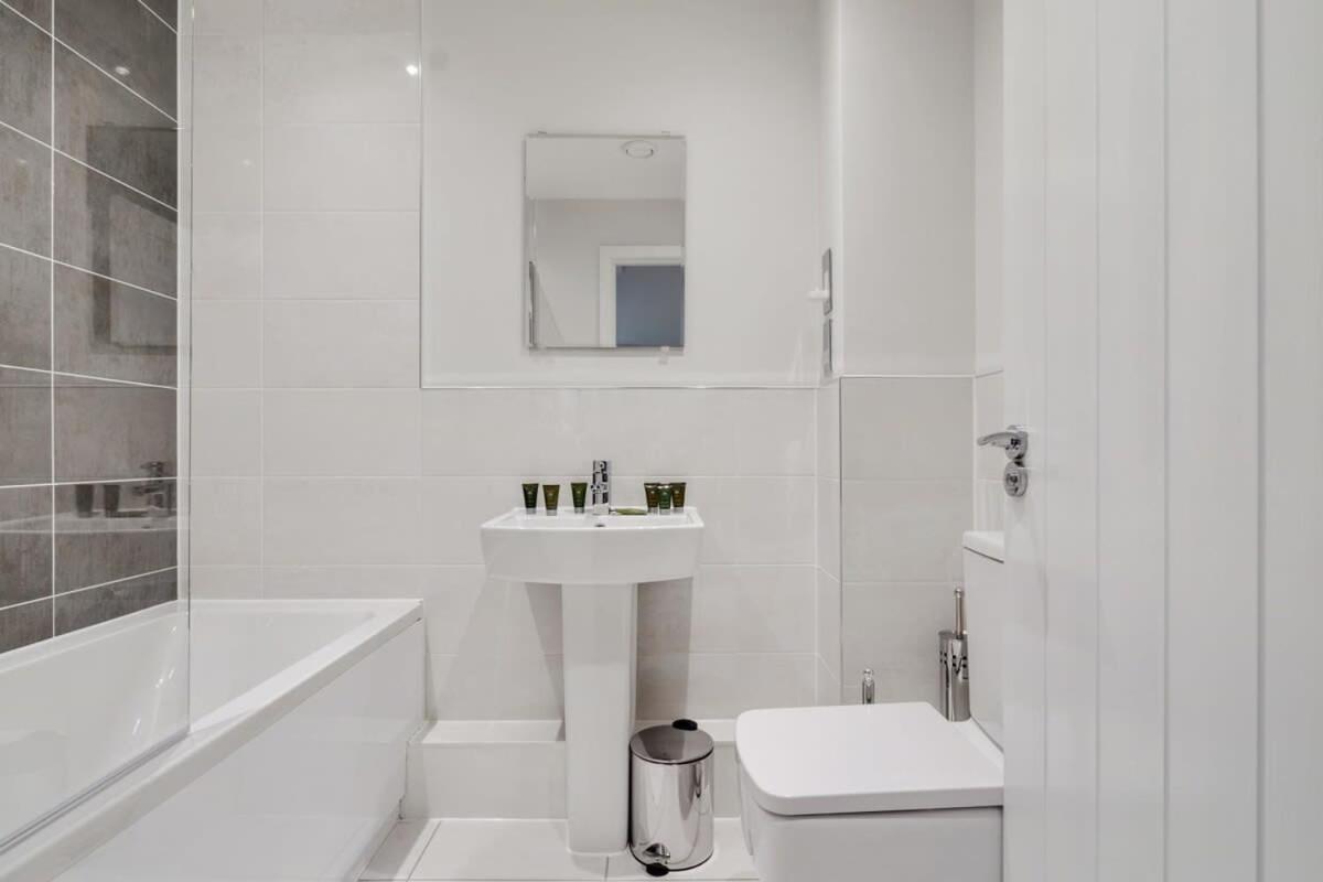 Beautiful 2 Bed Apartment In A Converted Mill リーズ エクステリア 写真
