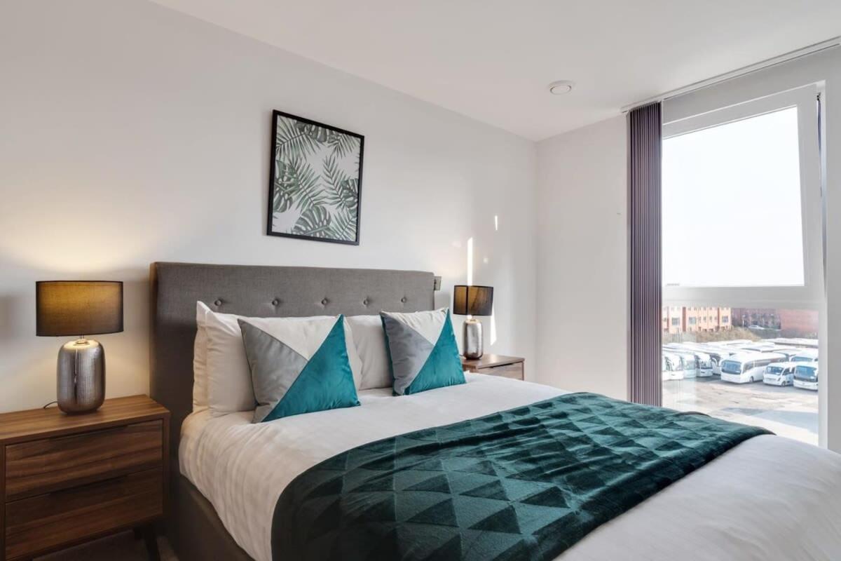 Beautiful 2 Bed Apartment In A Converted Mill リーズ エクステリア 写真